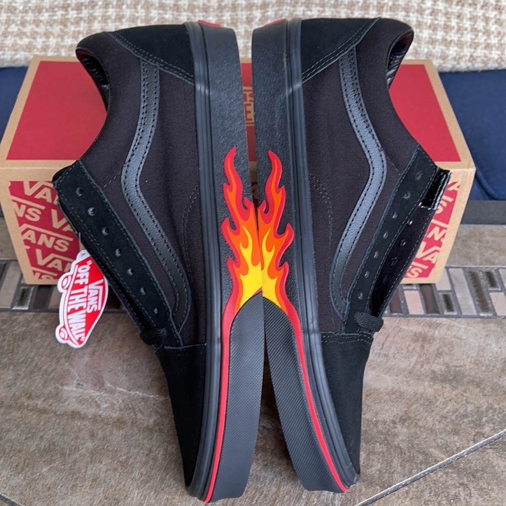 Vans Men’s Old Skool
(Flame Wall) Black/Black
VN0A38G1Q8Q
Sneakers